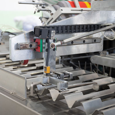 Máquina de embalagem de rolos de filme e folhas de alumínio para embalagens de caixas de 3200*1350*1600mm