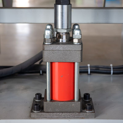 Máquina de prensagem de lâmina de serra semi-automática de alta velocidade para linha de produção de folha de alumínio