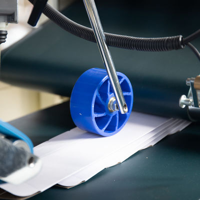 Máquina de colagem de caixa de papel dobrável automática de 2,2 kW para os requisitos do cliente