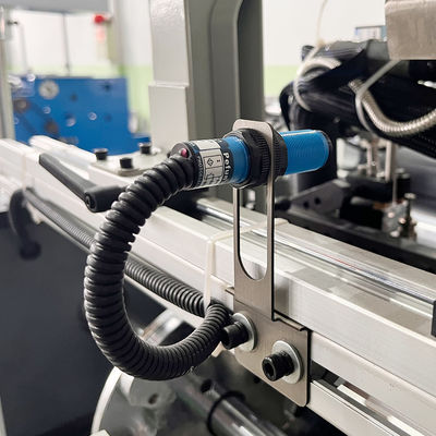 Máquina de recolocação de folha de alumínio de corte a motor elétrico para papel de cozimento em rolos de 4 eixos