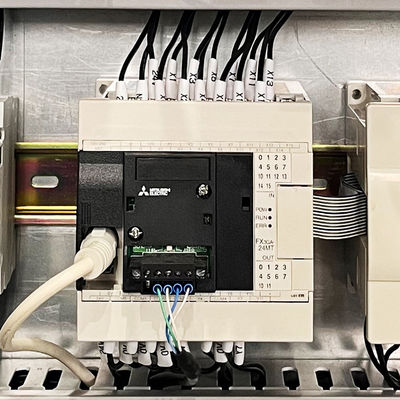 Máquina avançada de enrolamento e corte automático de película e folha de alumínio com sistema automático de rotulagem