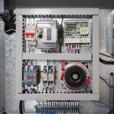 Máquina automática de produção de folhas de alumínio de alta velocidade de 380 V para corte e enrolamento de rolos