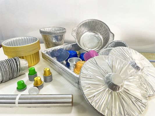 Pequena caixa de embalagem de alimentos em folha de alumínio para controle de porções e frescura